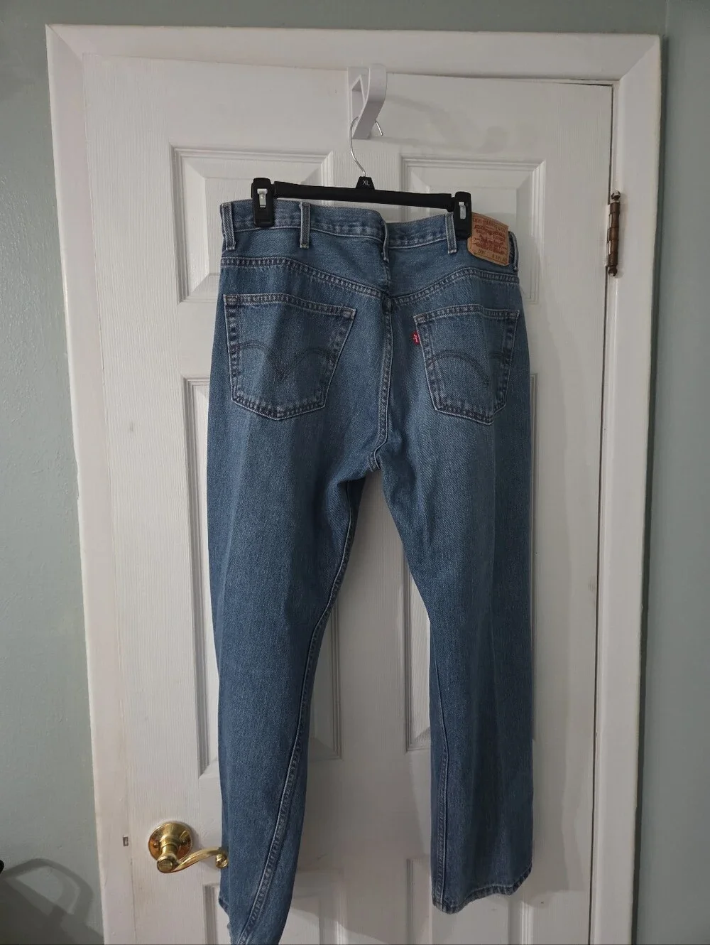Levi's Men's 505  Straight leg Jeans in Medium Blue Wash.  38-30.